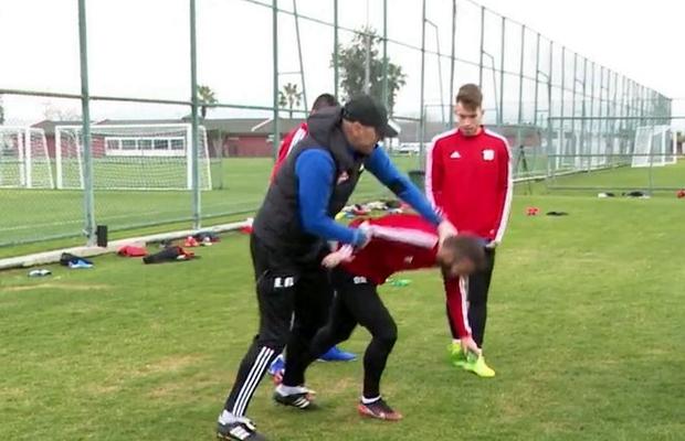 SEPSI // VIDEO+FOTO EXCLUSIV Gest neașteptat la antrenamentul lui Sepsi: Leo Grozavu a pus la pământ un jucător!