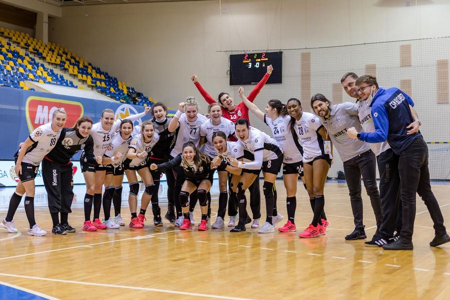CSM București a câștigat clar derbyul cu Minaur Baia Mare, 28-23, și are punctaj maxim după 7 etape