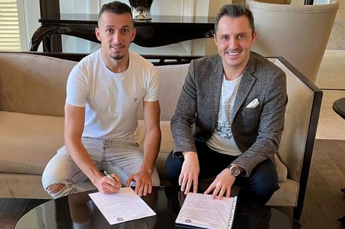 Roger, împreună cu impresarul său, Bogdan Apostu