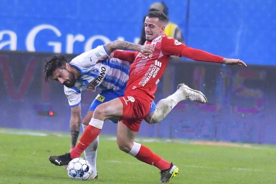 Roger, în duel cu Paul Papp // foto: Imago Images CFR Cluj a realizat al 3-lea transfer al iernii » Dan Petrescu și-a luat mijlocaș din Liga 1