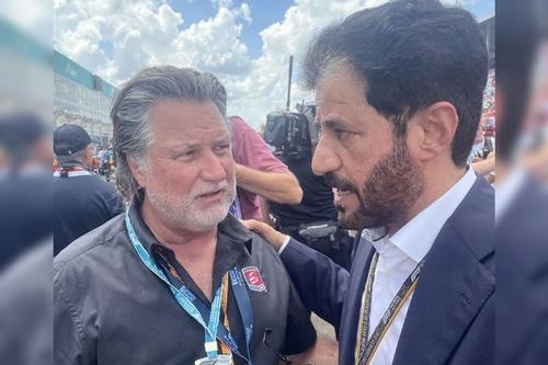 Michael Andretti, în stânga, alături de Mohammed Ben Sulayem, președintele FIA // foto: Twitter