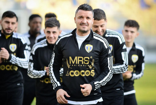 Constantin Budescu, 33 de ani, a deschis cufărul de amintiri pentru Gazeta Sporturilor și a dezvăluit cum este omul din spatele artistului. De la bărbatul care se relaxează la cratiță la imobiliarele din averea familiei, de la „Sărmăluță” la Totti.
