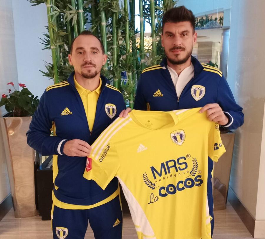 Cosmin Achim (dreapta), alături de Claudiu Tudor (stânga), președintel Petrolului/ foto: Facebook @Petrolul Petrolul are mari probleme financiare, dar face transferuri » 3 jucători noi pe „Ilie Oană”
