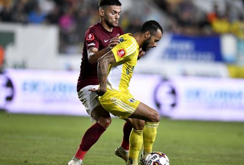 Jair, în galben, are șanse mari să ajungă la Craiova / Sursă foto: Gazeta Sporturilor