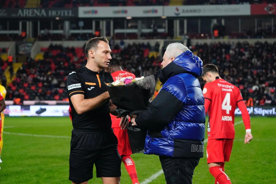 Marius Șumudică dăruiește un buchet de flori arbitrului înaintea meciului cu Adana Demispor / Foto: Imago Marius Șumudică a slăbit mult în spital! Ziariștii turci se întreabă: „Unde i s-a dus burta?”