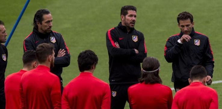 Carlos Menendez, în dreapta, în  perioada în care lucra alături de Simeone / Sursă foto: Pere Punti / Mundo Deportivo