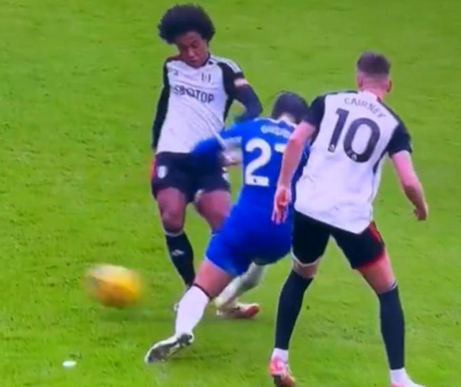 Malo Gusto l-a călcat dur pe Willian // sursă foto: Twitter @ talkSPORT Ce a vrut să spună? Pochettino, după 1-0 cu Fulham: „Ce s-a întâmplat înaintea meciului ne-a afectat”