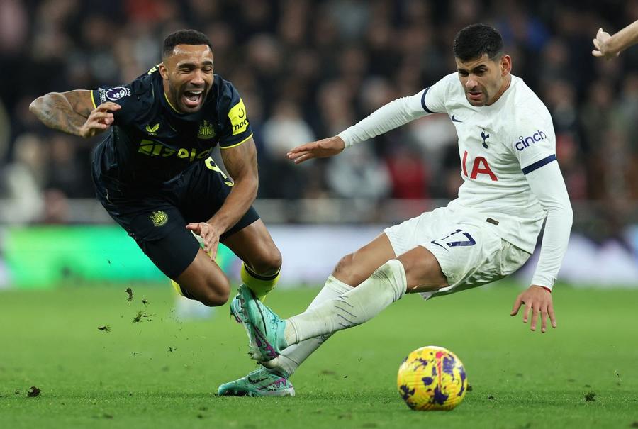 Cristian Romero (dreapta), agresivul stoper dreapta argentinian al lui Tottenham. Rivalul pe post al lui Drăgușin Foto: Imago Ar fi mutarea verii în Serie A! Chivu e „all-in” pentru transfer: cât trebuie să plătească Inter