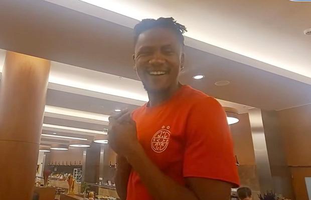 Hohote de râs în sala de mese la FCSB, când nou-veniții și-au primit „botezul”: „Eu am 19 ani” / „Băăi, mincinosule!”