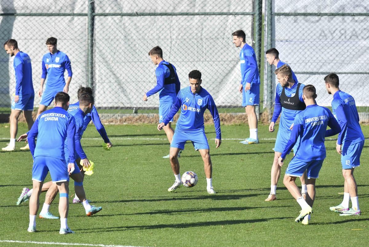 Jucătorul adus cu 650.000 de euro, cedat la schimb de Craiova în Superligă! + Oltenii își iau atacant