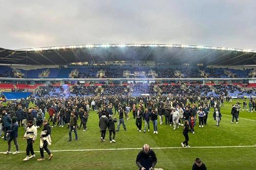 Meciul dintre Reading și Port Vale, abandonat după ce fanii gazdelor au intrat pe teren // foto: Imago Images