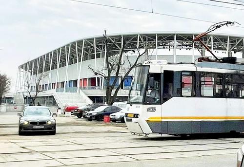 Pe aici sunt nevoiți să traverseze suporterii în drumul spre stadion / FOTO: Facebook @george.ogararu.officialpage