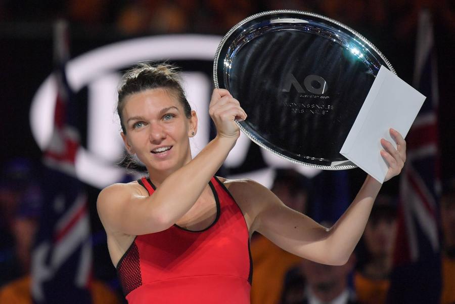 Simona Halep cu trofeul de finalistă din 2018 Foto Imago Începe Australian Open, primul turneu major din 2024, cu doar 3 românce pe tablou » Nu se mai întâmplase de 15 ani!