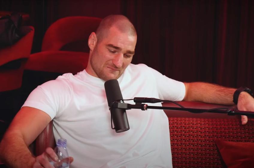 Sean Strickland (32 de ani), campionul categoriei middleweight din UFC, a avut o cădere emoțională în timpul unui interviu. Americanul și-a amintit de perioada copilăriei și de agresiunile la care era supusă mama lui.