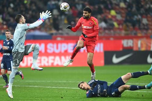 Eduard Pap, într-un duel Botoșani - FCSB / FOTO: Imago