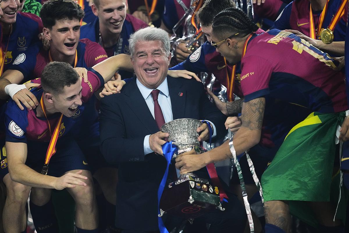 Cele mai tari imagini după Real Madrid - Barcelona » Raphinha l-a făcut să râdă pe Florentino Perez
