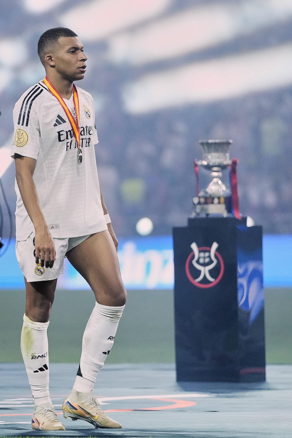 Cele mai tari imagini după El Clasico » Fotbalistul de la Barcelona care l-a făcut să râdă pe Florentino Perez + Discuție pe gazon cu Ancelotti