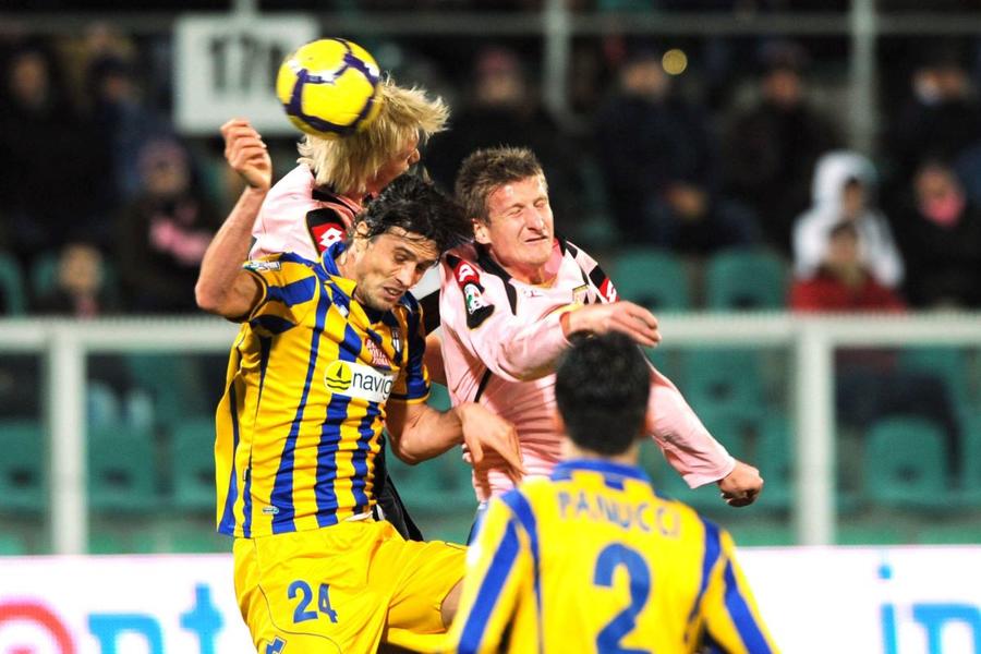 Simon Kjaer, într-un duel aerian alături de colegul Dorin Goian (Palermo), contra Parmei în urmă cu 15 ani / Foto: Imago S-a retras cel care i-a salvat viața lui Christian Eriksen » A fost coleg în Italia cu Dorin Goian și Bogdan Lobonț