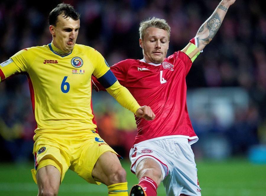 Simon Kjaer, într-un duel cu Vlad Chiricheș, la meciul de la Copenhaga (1-1) din preliminariile CM 2018 / Foto: Imago S-a retras cel care i-a salvat viața lui Christian Eriksen » A fost coleg în Italia cu Dorin Goian și Bogdan Lobonț