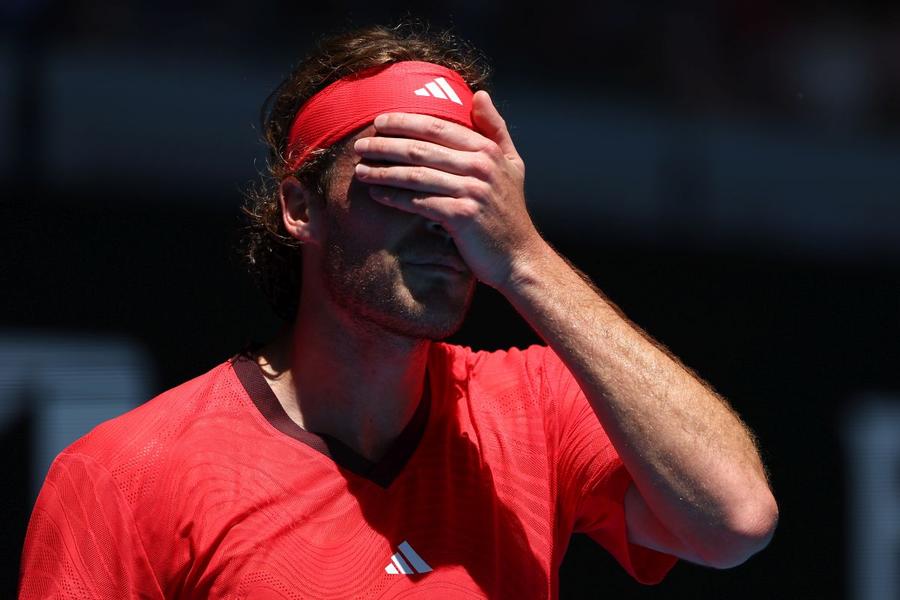 Stefanos Tsitsipas, eliminat în primul tur al Australian Open/Foto: Getty Images Naufragiul generației de tranziție a jucătorilor născuți în anii ‘90 » Un singur titlu de Grand Slam, amenințați de tinerii rapizi și încrezători care vin puternic peste ei