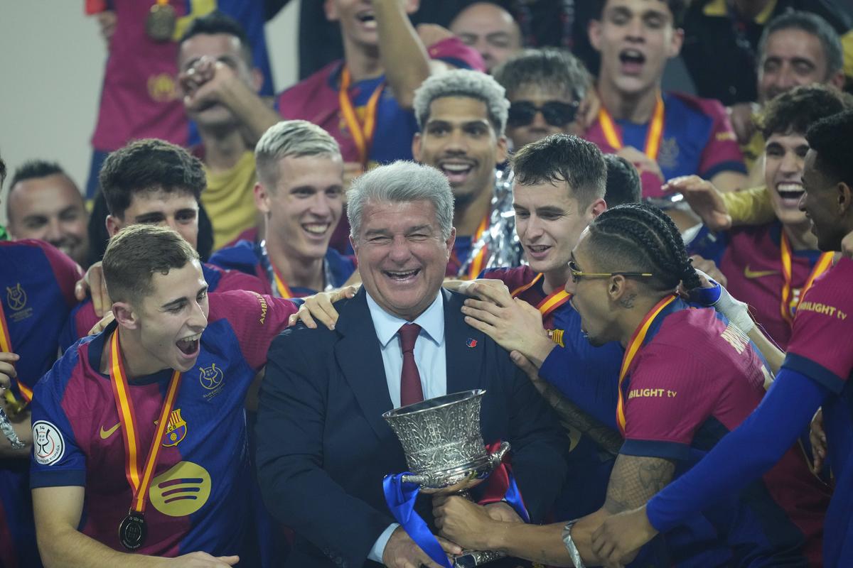 Cele mai tari imagini după Real Madrid - Barcelona » Raphinha l-a făcut să râdă pe Florentino Perez
