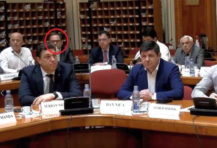 Constantin Bogdan Matei, cu țigara aprinsă S-a întors! El conduce sportul românesc din acest moment: anunț în Monitorul Oficial » Carieră plină de boacăne: nota 2,75 la titularizare, încurcat de Hammurabi și țigară aprinsă în CEx-ul PSD