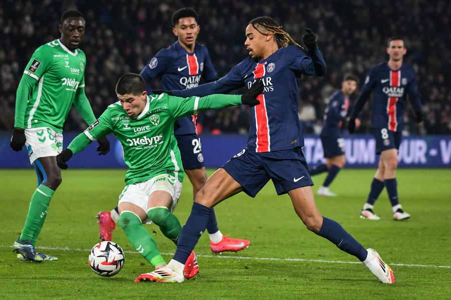 Bradley Barcola a avut un gol anulat în PSG - Saint-Etienne 2-1. Foto: Imago PSG s-a impus la limită, după ce a condus cu 2-0 la pauză » „Dubla” lui Ousmane Dembele îi trimite pe parizieni la 7 puncte de rivala Marseille