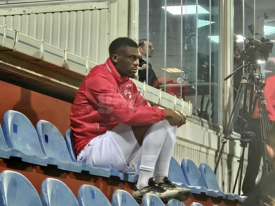 Josue Homawoo Titularul lui Dinamo stă în tribune, deși era anunțat în echipa de start pentru amicalul cu Novi Pazar » Probleme de ultimă oră