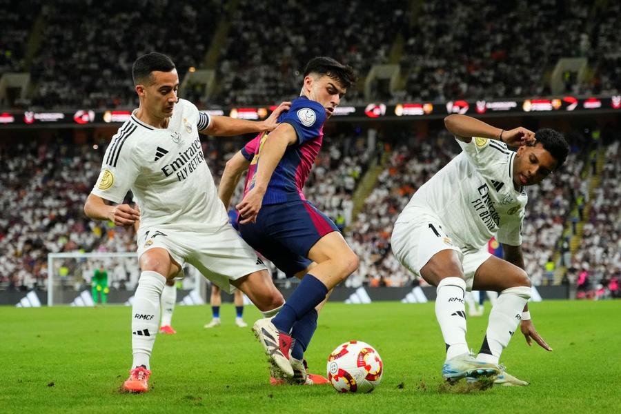 Mai toți adversarii încearcă să-i exploateze slăbiciunile lui Lucas Vazquez, aici în stânga / Foto: Imago Real Madrid insistă pentru superjucătorul din Premier League și mai trimite o ofertă oficială