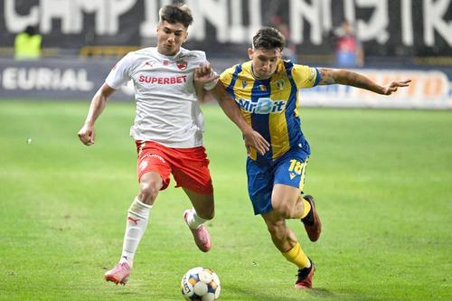 Robert Sălceanu, în duel cu Alexandru Musi, Dinamo - Petrolul // foto: Imago