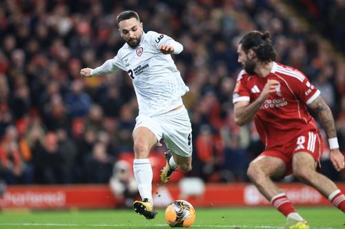 Adam Phillips (în alb) va profita de greșeala lui Dominik Szoboszlai pentru a reduce scorul la 1-2 în Liverpool - Barnsley 4-1 / Foto: Imago