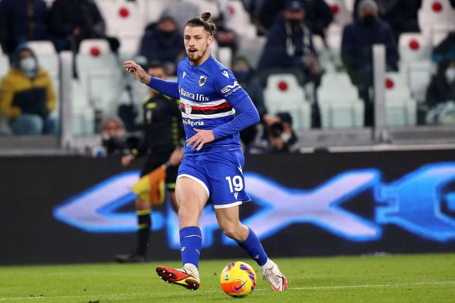 Radu Drăgușin, în urmă cu patru ani, într-un meci la Sampdoria contra lui Juventus în Coppa Italia / Foto: Imago Calcă pe urmele lui Radu Drăgușin?! » Internaționalul român U18 a fost împrumutat la Sampdoria până în vară