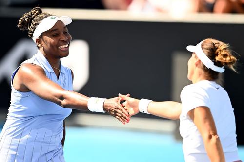 Venus Williams și Tatjana Maria la finalul meciului de la Hobart Foto: Guliver/GettyImages