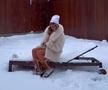 La 47 de ani, mama juniorului din Superligă a rămas în costum de baie și s-a tolănit pe șezlongul acoperit de zăpadă: „Ce zice băiatul tău?”