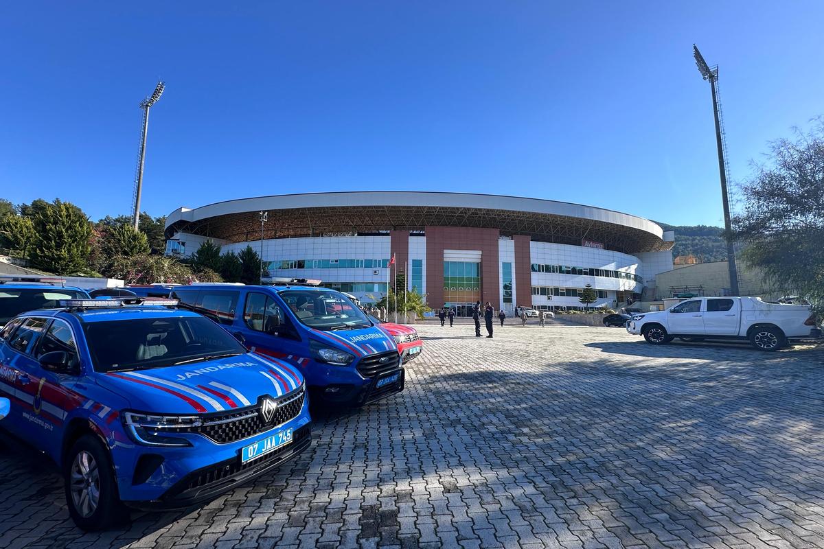 Ianis, fotbal printre soldați » 5 detalii remarcate de GSP la primul meci oficial al lui Hagi în 2026