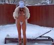 La 47 de ani, mama juniorului din Superligă a rămas în costum de baie și s-a tolănit pe șezlongul acoperit de zăpadă: „Ce zice băiatul tău?”