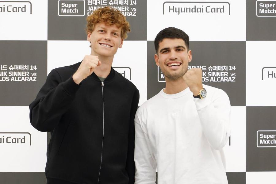 Jannik Sinner și Carlos Alcaraz Foto: Imago Images Carlos Alcaraz se teme că ar putea rata Roland Garros, dar amenință concurența: „Cea mai bună versiune a mea va apărea abia peste câțiva ani”