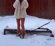 La 47 de ani, mama juniorului din Superligă a rămas în costum de baie și s-a tolănit pe șezlongul acoperit de zăpadă: „Ce zice băiatul tău?”