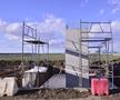 VIDEO+FOTO Imagini de pe șantierul căii ferate care leagă Otopeniul de Gara de Nord » Trenul trece peste parcarea unui hotel, două case și e la 20 de metri de patinoarul lui Țiriac!