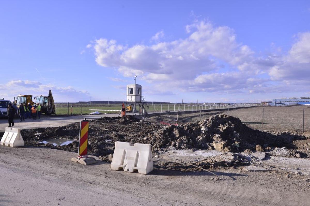VIDEO+FOTO Imagini de pe șantierul căii ferate care leagă Otopeniul de Gara de Nord » Trenul trece peste parcarea unui hotel, două case și e la 20 de metri de patinoarul lui Țiriac!