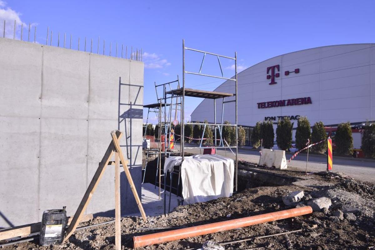 VIDEO+FOTO Imagini de pe șantierul căii ferate care leagă Otopeniul de Gara de Nord » Trenul trece peste parcarea unui hotel, două case și e la 20 de metri de patinoarul lui Țiriac!