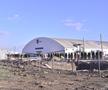 VIDEO+FOTO Imagini de pe șantierul căii ferate care leagă Otopeniul de Gara de Nord » Trenul trece peste parcarea unui hotel, două case și e la 20 de metri de patinoarul lui Țiriac!
