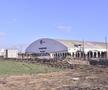 VIDEO+FOTO Imagini de pe șantierul căii ferate care leagă Otopeniul de Gara de Nord » Trenul trece peste parcarea unui hotel, două case și e la 20 de metri de patinoarul lui Țiriac!