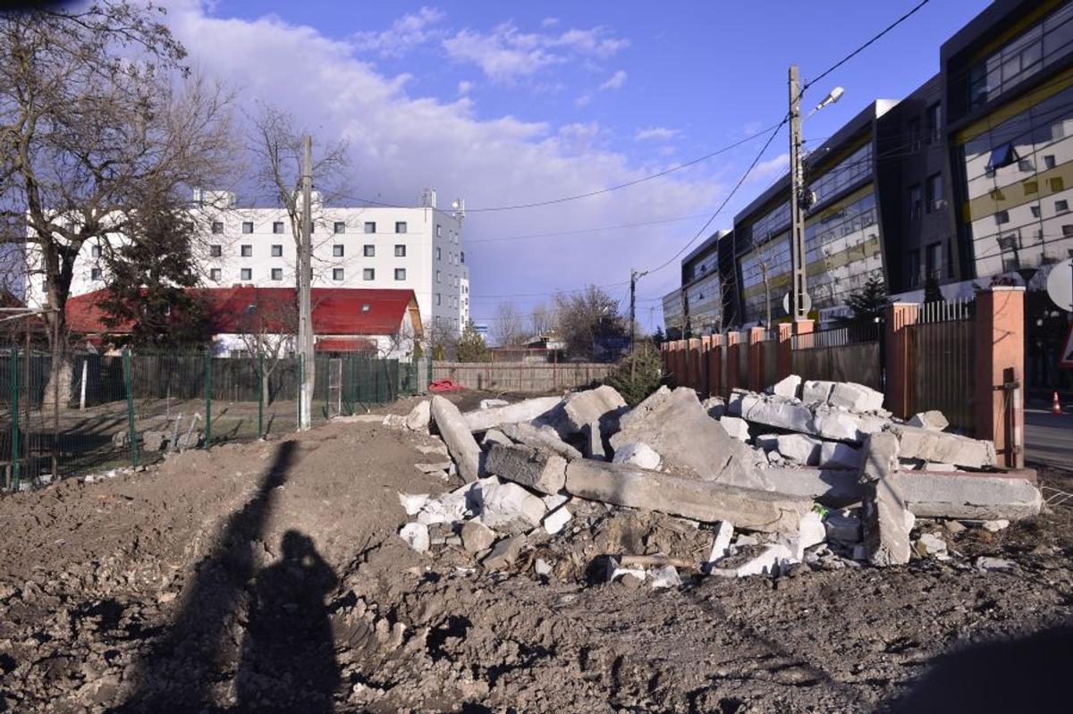 VIDEO+FOTO Imagini de pe șantierul căii ferate care leagă Otopeniul de Gara de Nord » Trenul trece peste parcarea unui hotel, două case și e la 20 de metri de patinoarul lui Țiriac!
