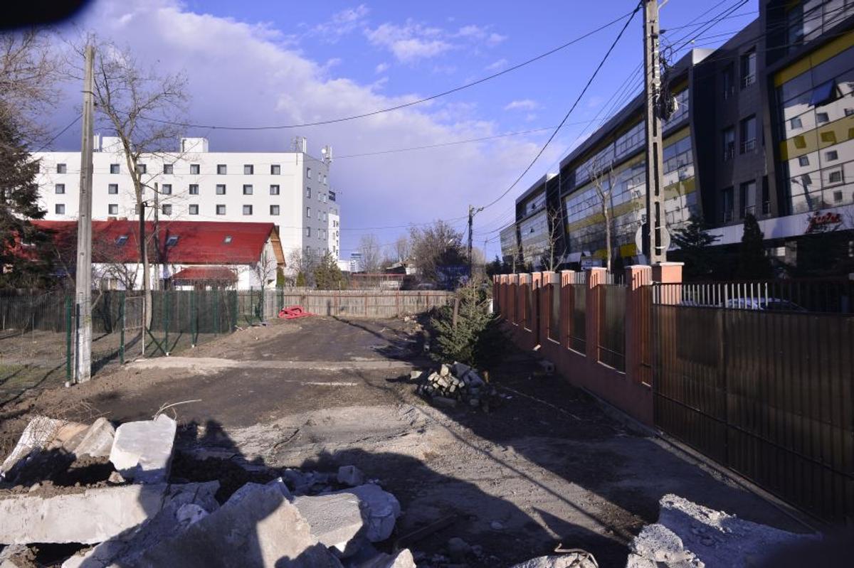 VIDEO+FOTO Imagini de pe șantierul căii ferate care leagă Otopeniul de Gara de Nord » Trenul trece peste parcarea unui hotel, două case și e la 20 de metri de patinoarul lui Țiriac!