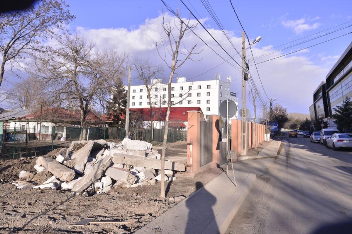 VIDEO+FOTO Imagini de pe șantierul căii ferate care leagă Otopeniul de Gara de Nord » Trenul trece peste parcarea unui hotel, două case și e la 20 de metri de patinoarul lui Țiriac!