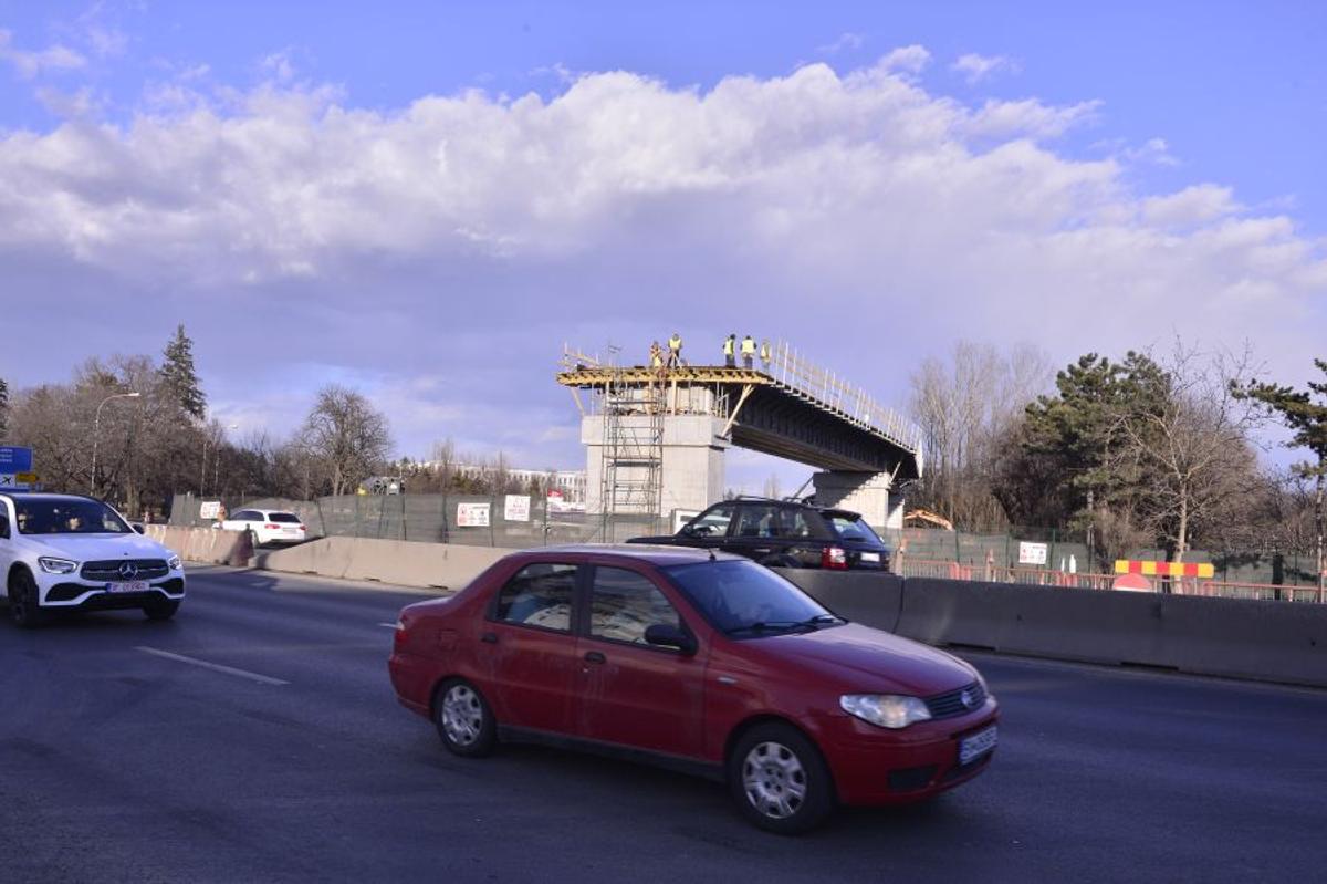 VIDEO+FOTO Imagini de pe șantierul căii ferate care leagă Otopeniul de Gara de Nord » Trenul trece peste parcarea unui hotel, două case și e la 20 de metri de patinoarul lui Țiriac!