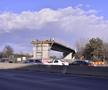 VIDEO+FOTO Imagini de pe șantierul căii ferate care leagă Otopeniul de Gara de Nord » Trenul trece peste parcarea unui hotel, două case și e la 20 de metri de patinoarul lui Țiriac!
