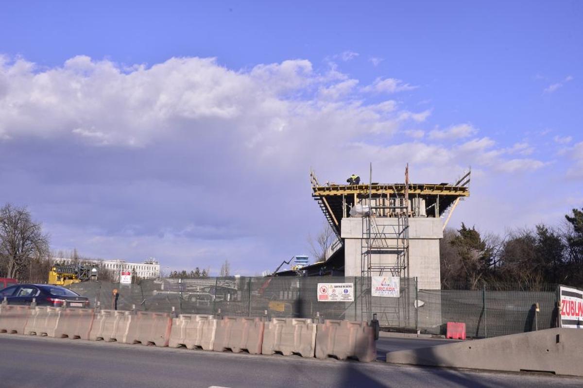 VIDEO+FOTO Imagini de pe șantierul căii ferate care leagă Otopeniul de Gara de Nord » Trenul trece peste parcarea unui hotel, două case și e la 20 de metri de patinoarul lui Țiriac!