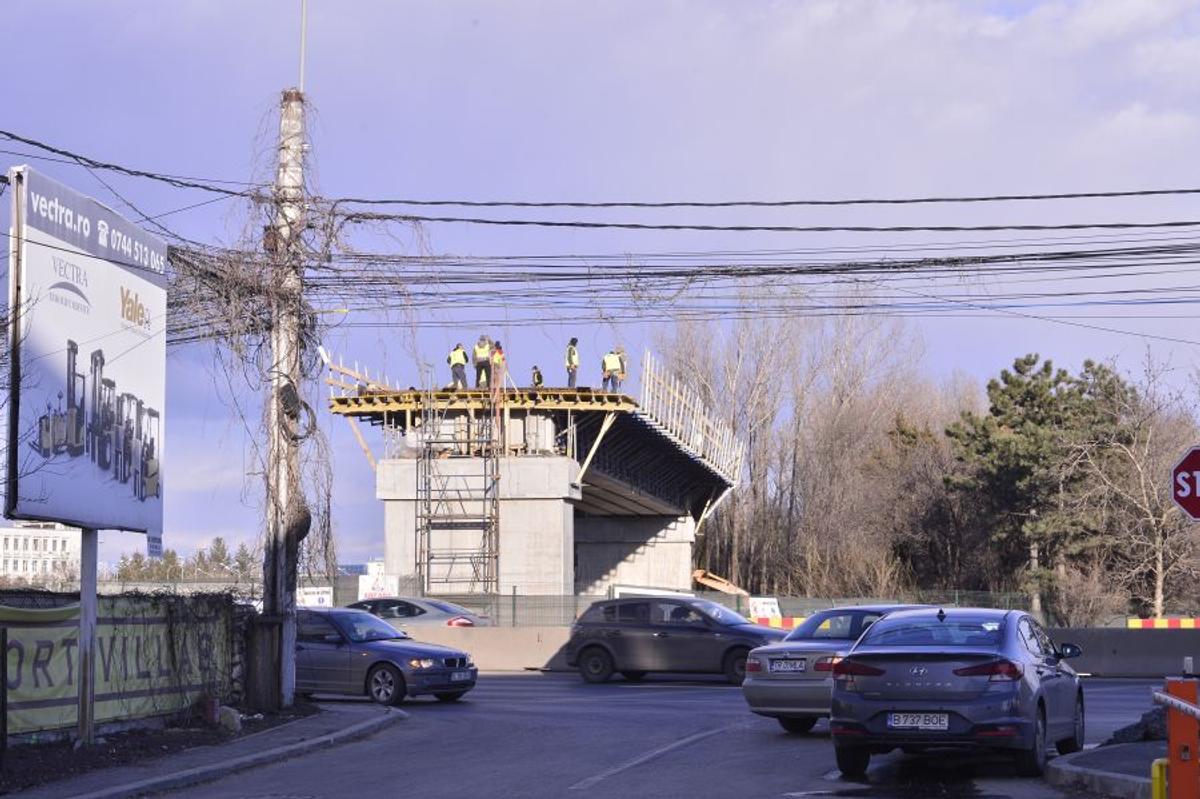 VIDEO+FOTO Imagini de pe șantierul căii ferate care leagă Otopeniul de Gara de Nord » Trenul trece peste parcarea unui hotel, două case și e la 20 de metri de patinoarul lui Țiriac!